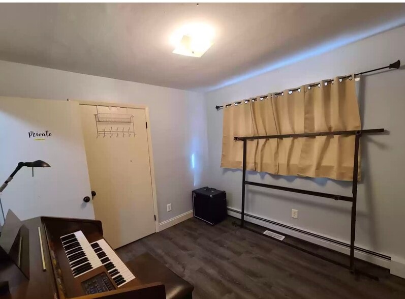 Building Photo - 210 Carr Ave