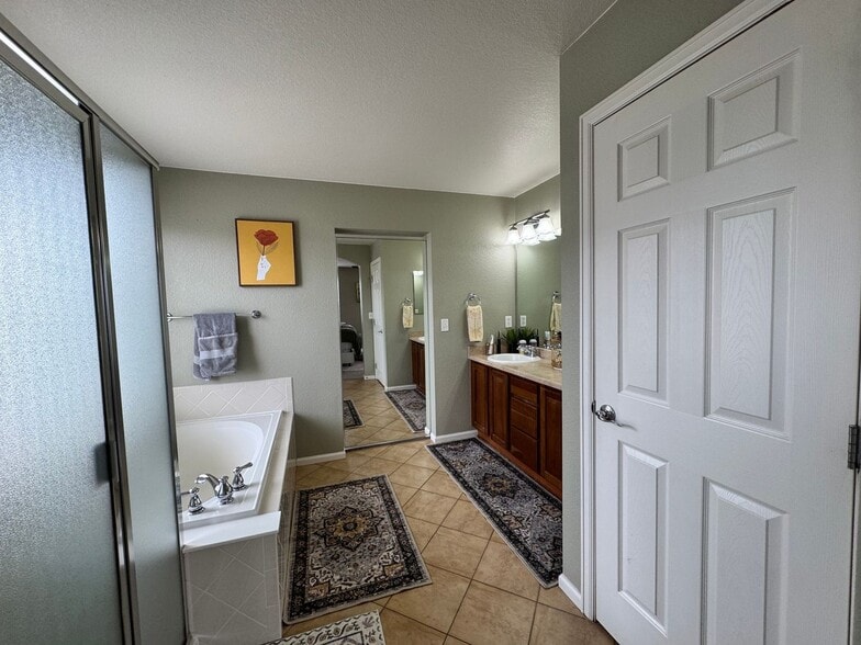 Building Photo - 2208 Buttercup St