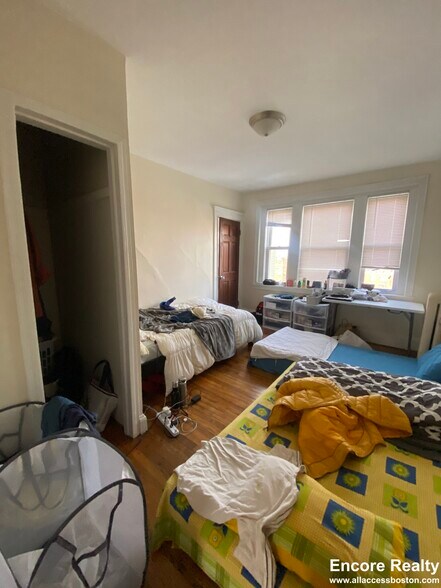 Building Photo - 213 Kelton St