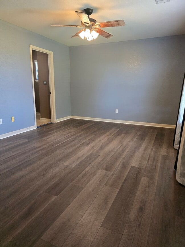 Building Photo - Family Home in LHSD