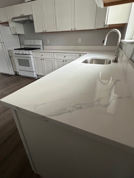 Quartz counters - 635 Broadway St