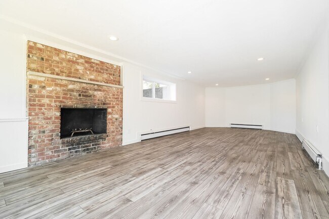 Building Photo - Versatile 5 Bedroom Retreat with Office and Outdoor Living in Burien