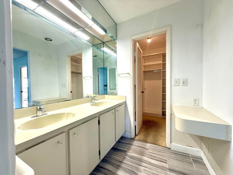 Building Photo - 5670 Piping Rock Dr