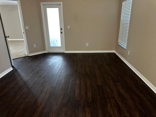 Building Photo - Upscale 3 bedroom 2 bathroom in Gated Comm...