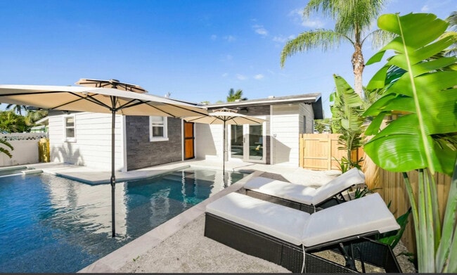 Building Photo - 613 Fern St