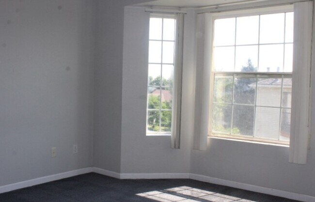 Building Photo - Stunning 3rd Floor 3 BR/2 BA Littleton Con...
