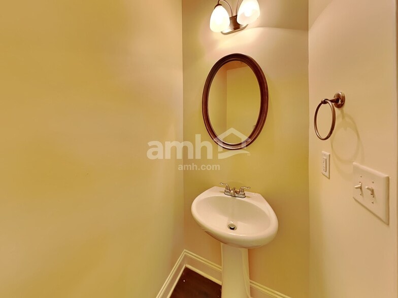 Building Photo - 2400 Freemont St