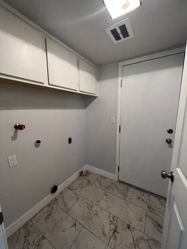 Building Photo - 4 bedroom + loft, 2 1/2 bath - 2 story home in central Simi