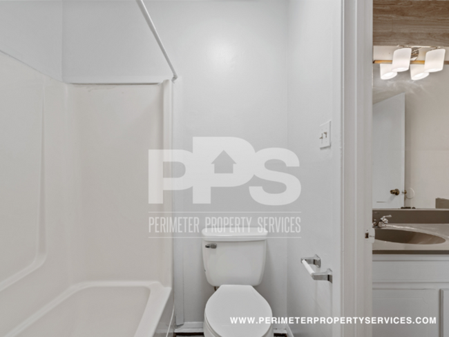 Building Photo - FULLY RENOVATED UNIT!!! WITH ONE MONTH REN...