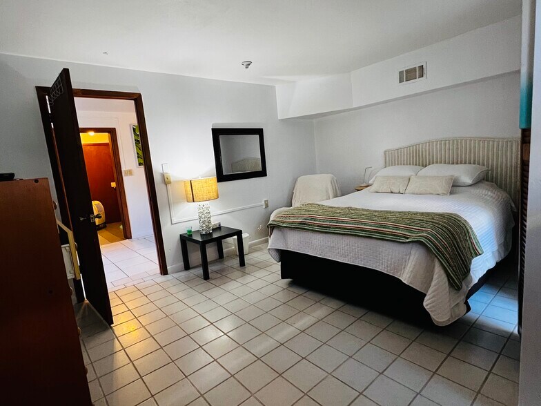 Building Photo - 514 University Blvd