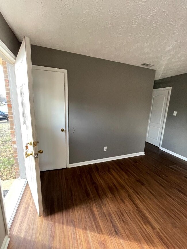 Building Photo - 416 Garden Park Dr
