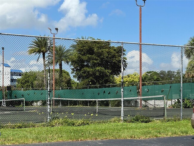 Building Photo - 9435 Fontainebleau Blvd