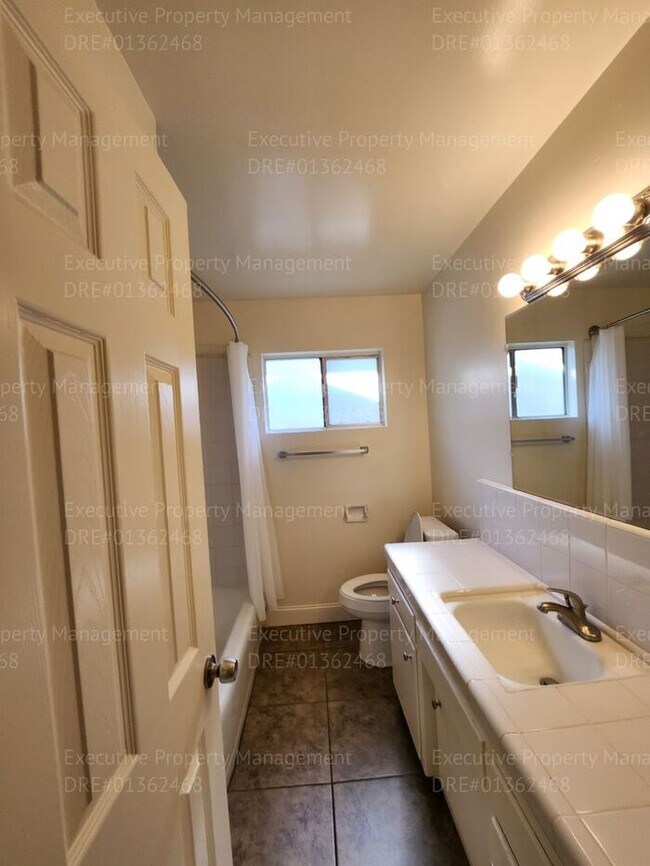 Building Photo - 3 bedroom/ 2 bathroom home located near th...
