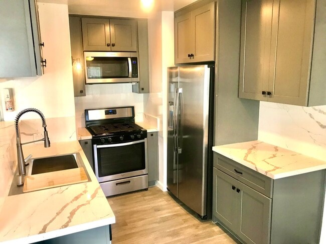 Building Photo - Gorgeous Remodeled Downstairs Apartment w/Patio+Prvt Laundry+Garage+Views of Canals