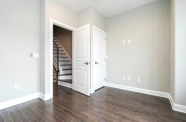 Building Photo - Gorgeous 3-Bedroom Townhome with Finished Basement and Rooftop Deck! Available mid-June!