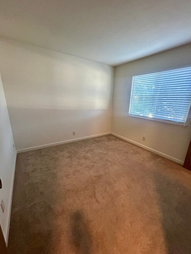 Building Photo - Marina Gardens Townhouse!  End unit, excel...