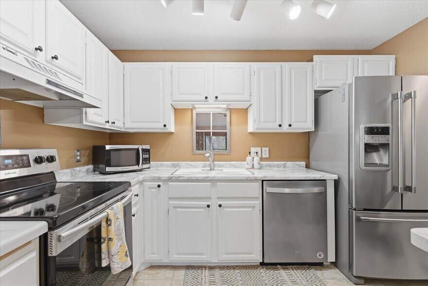 Building Photo - 10451 Greenbrier Rd