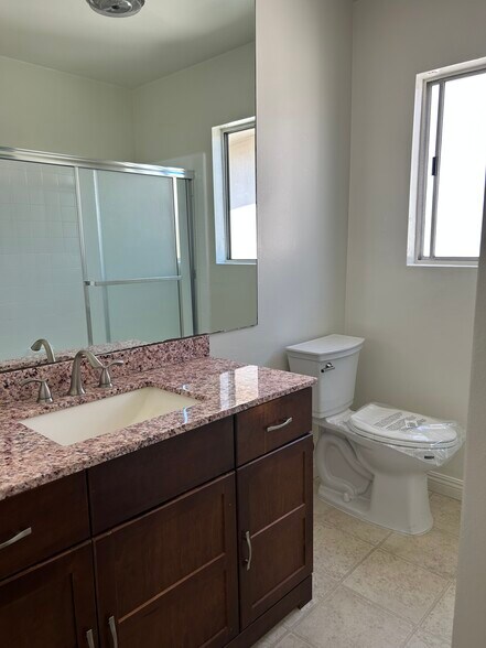Building Photo - 1333 S Bundy Dr
