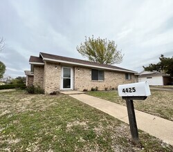 Building Photo - Cozy 2-2-1 in Fort Worth Hulen area