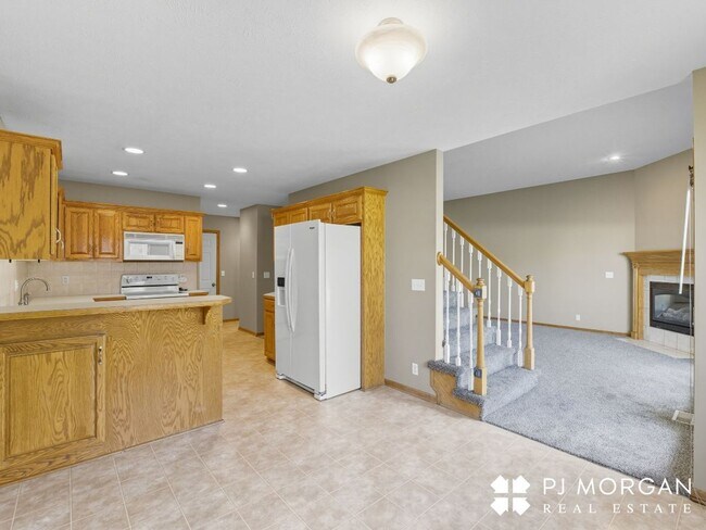 Building Photo - 3 Bedroom, 3 Bathroom - Available Immediately