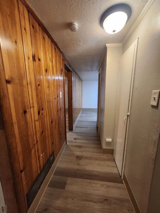 Building Photo - Stylish 2BR w/ LVP Flooring & Fenced Yard ...