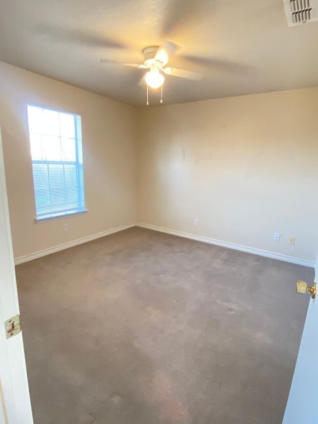 Building Photo - 1214 Lindsey Ln