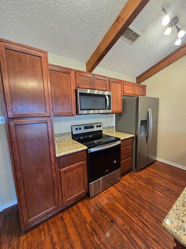 Building Photo - Stunning 1 Bedroom Condo with Gorgeous Views of Granbury Lake
