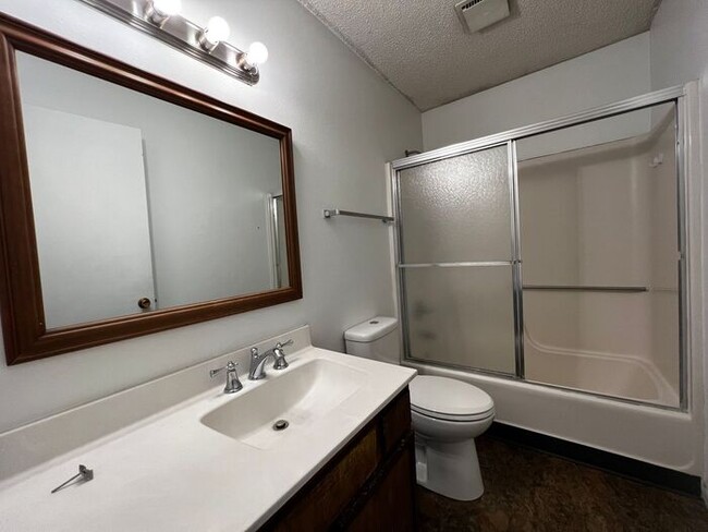 Building Photo - $1,395 | 3 Bedroom, 1.5 Bathroom Townhome ...