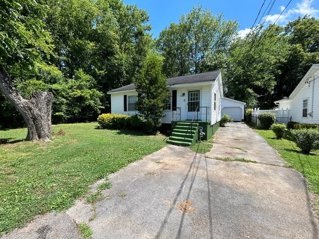 Primary Photo - Cozy Cottage 2/1 House in South Rome- $995