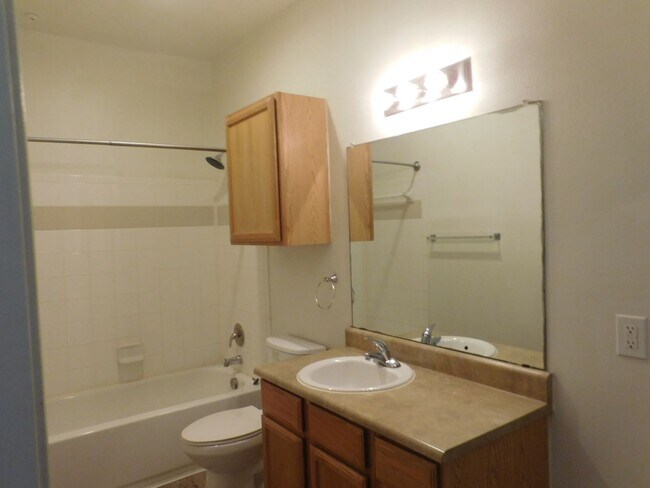 Building Photo - 1000 Diamond Dr