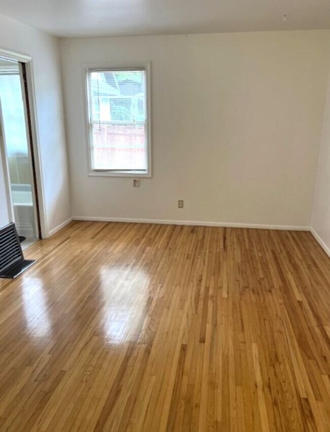 Building Photo - 1 Bedroom Bungalow in Holladay