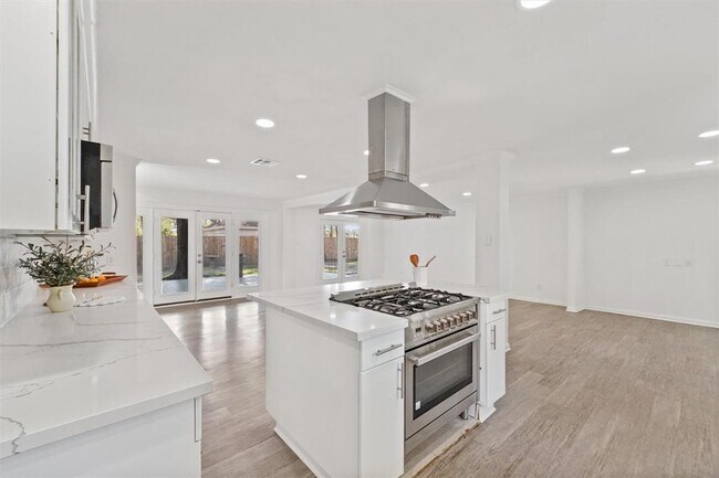 Building Photo - 12811 Shady Knoll Ln