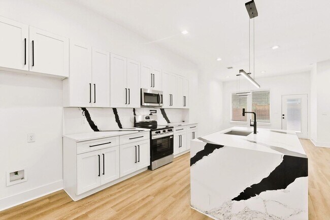Building Photo - Modern 3 Bed, 3 Bath Home Near Downtown Dallas