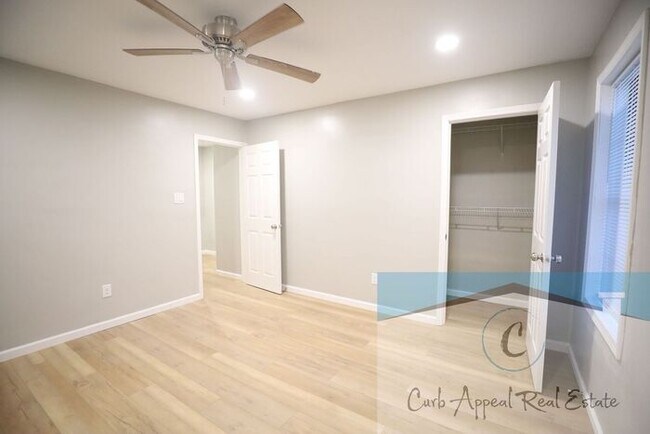 Building Photo - Fully renovated 2 bed 2 bath townhouse