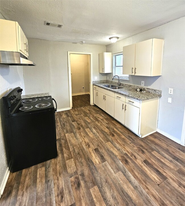 Building Photo - 5935 Beldart St