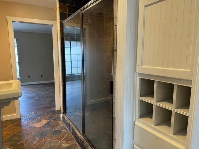 Building Photo - 636-638 Town Oaks