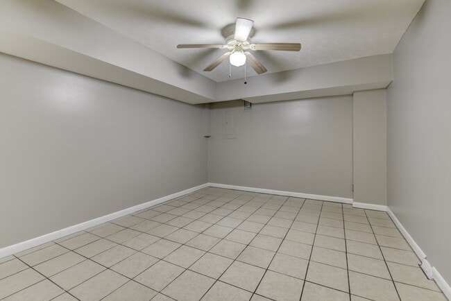 Building Photo - 1221 Harwood Dr