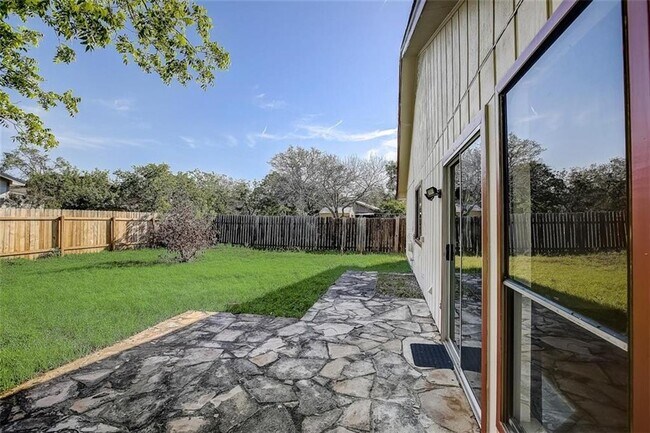 Building Photo - 605 Russet Valley Dr