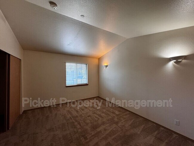 Building Photo - 680 Northpark Ln