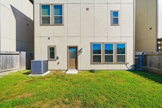 Building Photo - 4011 Centre Glen Dr