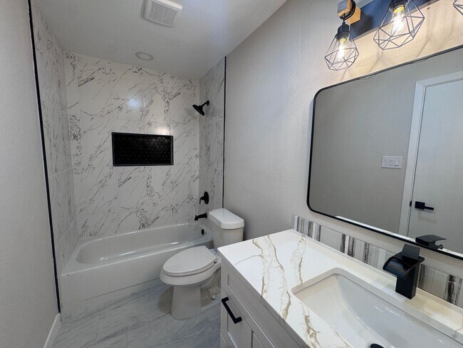 Building Photo - Newly Remodeled 3 Bd | 2 Ba | 2 Car Garage in NW Oxbox! Move In Ready!