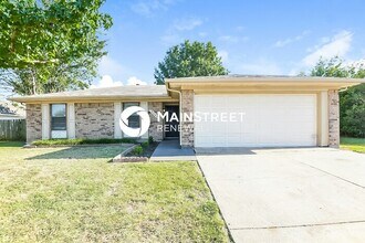 Building Photo - 3 Bedroom Pet-Friendly Home in Crowley, TX with Main Street Renewal