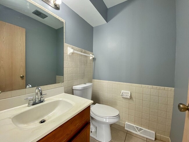 Building Photo - 2 Bedroom Single Family