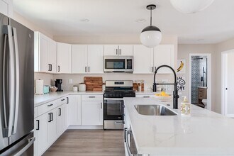 Building Photo - Fully remodeled!