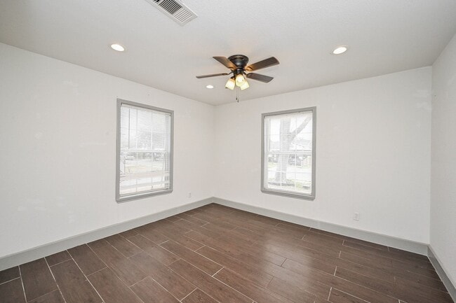 Building Photo - 314 W Hart Ave