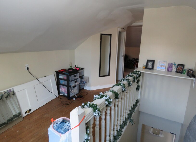 landing above stairs - 720 3rd St N
