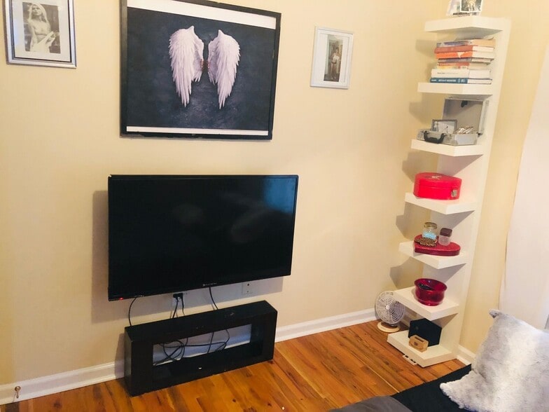 Building Photo - 210 Alum Springs Rd