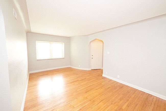 Building Photo - 5825 Lindenwood Ave