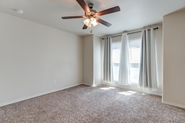 Building Photo - Quincy Park Beauty- Available Now