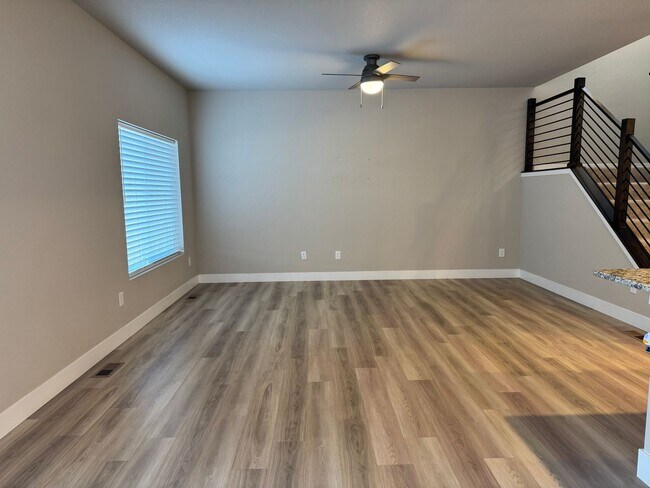 Building Photo - Like new 3 bed, 2.5 bath, 2 car in Lorson Ranch!